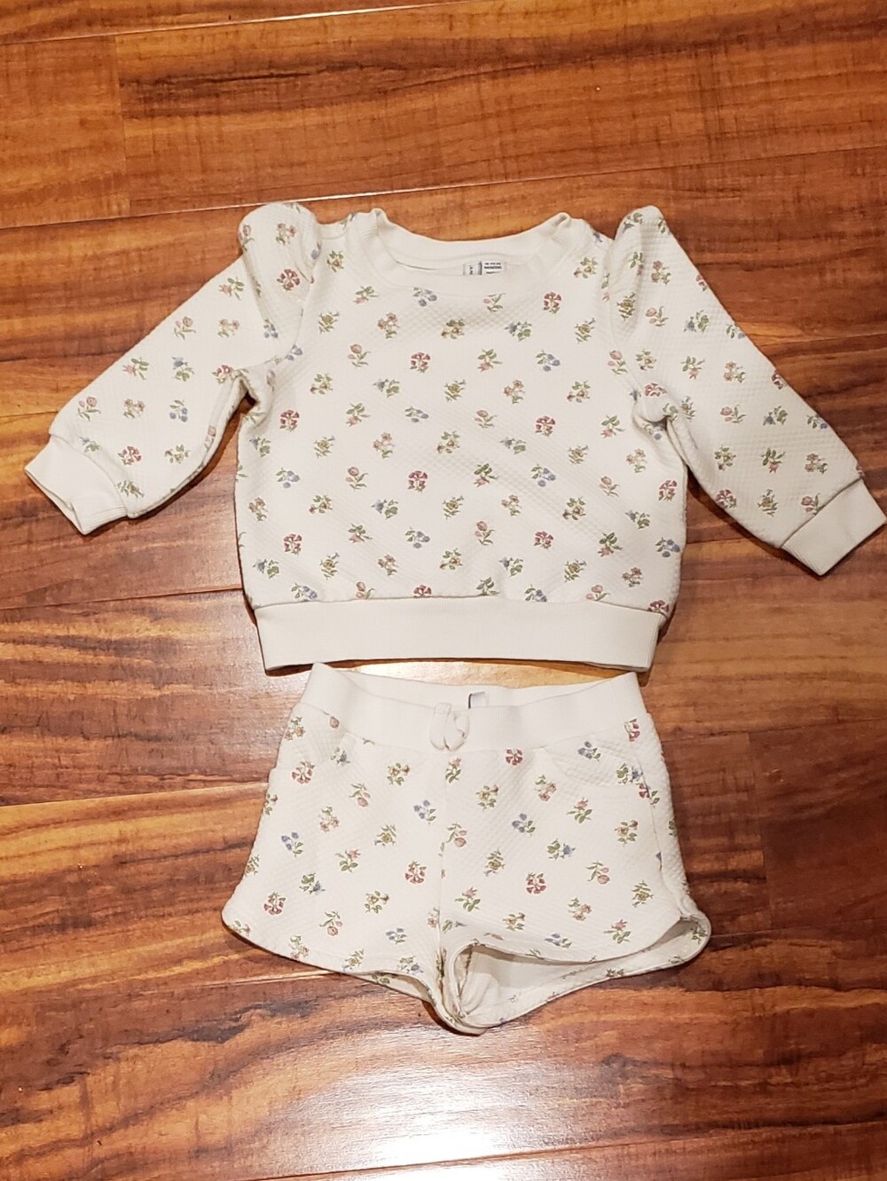 Janie and Jack GUC 18-24 months cream floral quilted sweatshirt and shorts set